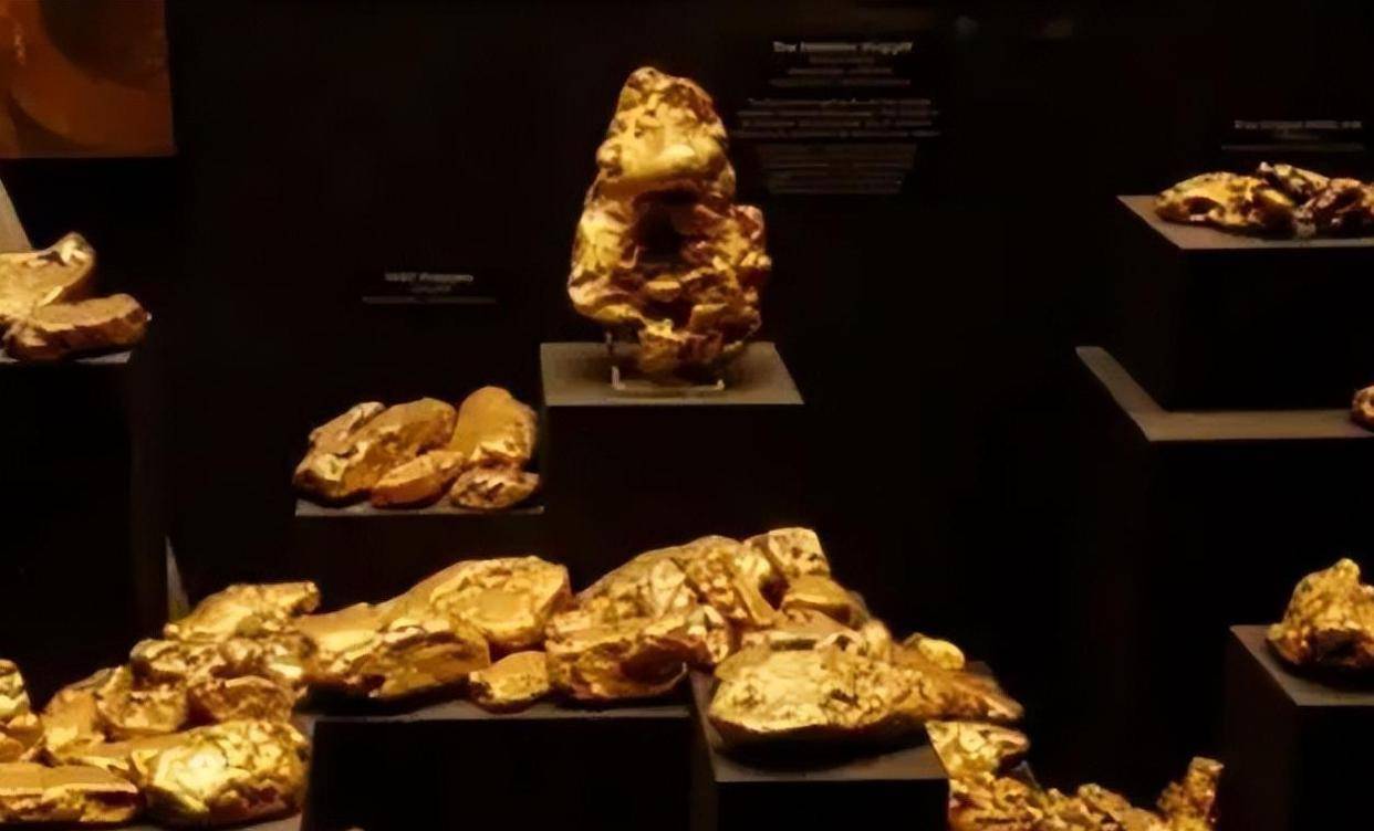 3000℃焊枪切开法国国宝！24岁中国女子隐身博物馆7小时盗